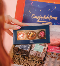 Load the image into the Gallery viewer, Hamper "Congratulations" Hello Kitty Sweet Pink Spumante Rosè